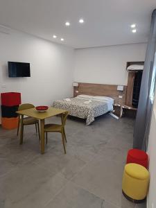 een kamer met een bed, een tafel en stoelen bij Casa Corvaja in Taormina