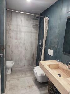 een badkamer met een douche, een toilet en een wastafel bij Casa Corvaja in Taormina