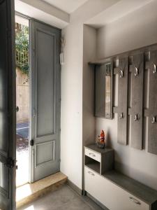 een kamer met een deur, een tafel en een raam bij Casa Corvaja in Taormina