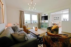 a living room with a couch and a table at Upland-Flair Ferienwohnung WALDPFAD im Zentrum! in Willingen