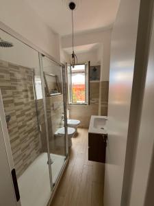 Bilik mandi di SPAZIO apARTment di stile Roma METRO C MIRTI +63 gambar