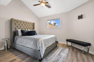 CollegetownにあるBaton Rouge condo near LSUのベッドと天井扇風機のある寝室
