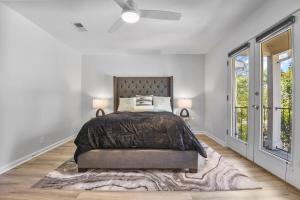 CollegetownにあるBaton Rouge condo near LSUのベッドと大きな窓のある寝室