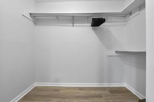 CollegetownにあるBaton Rouge condo near LSUの白い壁と天井の客室です。 +4枚の写真