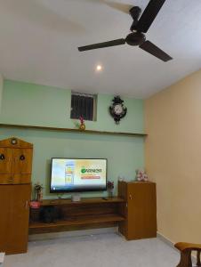 カスホールナガーにあるCoorg Refresh Homestayのリビングルーム(テレビ、天井ファン付)