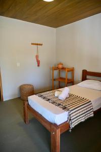 una camera con due letti e un canestro da basket sul muro di Flor - Private room with shared bathroom a Luis Correia