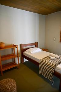 una piccola camera con letto e mensola di Flor - Private room with shared bathroom a Luis Correia