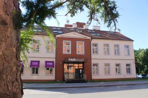 un gran edificio blanco con una señal para un loro en Fairhotel en Brno