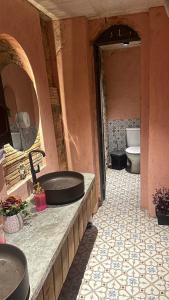 Ένα μπάνιο στο Quartos Largo da 16 COP 30