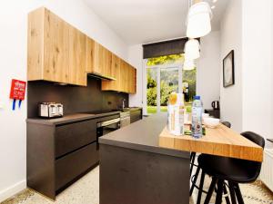 Una cocina con gabinetes de madera y encimera. en Balmoral Hot Tub Holiday Home, en Spa