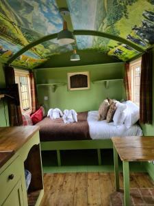 Ένα ή περισσότερα κρεβάτια σε δωμάτιο στο Stone Circle Glamping