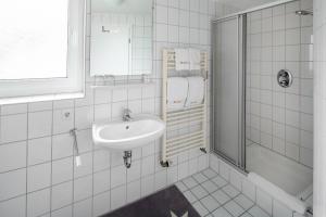 Un baño blanco con lavabo y ducha. en Sonnengruß, en Juist
