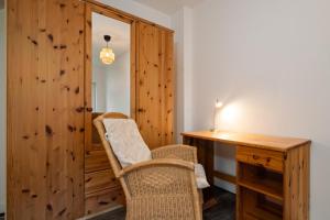 una habitación con un escritorio y una pared de madera en Ferienhaus VierSeen - Müritz, Fleesensee, Kölpinsee, Plauer See, en Walow