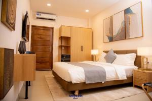 Ένα ή περισσότερα κρεβάτια σε δωμάτιο στο Amani inn hotel