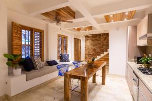 een woonkamer met een bank en een tafel bij Blue House Castillo View Private Jacuzzi & Colonial Balconies in Cartagena