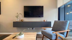 Televiisor ja/või meelelahutuskeskus majutusasutuses Actual by Wynwood House +20 fotot