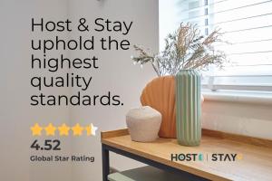 una mesa con un jarrón en Host & Stay - The Potting Shed, en Knaresborough
