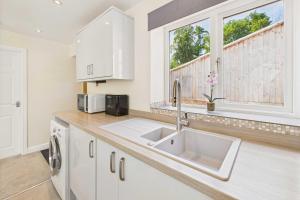 una cocina con fregadero y ventana en Host & Stay - The Potting Shed, en Knaresborough 13 fotos más