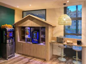 a bar with a drink dispenser in a room at ibis Styles Chatenay Malabry Paris Sud in Châtenay-Malabry