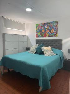 Una cama o camas en una habitación de Caney Traveller House 6 fotos más