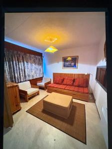 una sala de estar con una cama y un sofá en Loue appartement au Mont Dore AUVERGNE, en Le Mont-Dore