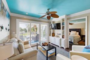 ein Wohnzimmer mit einem Deckenventilator und ein Schlafzimmer in der Unterkunft 2925 Atrium in Seabrook Island