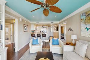 ein Wohnzimmer mit Deckenventilator und eine Küche in der Unterkunft 2925 Atrium in Seabrook Island