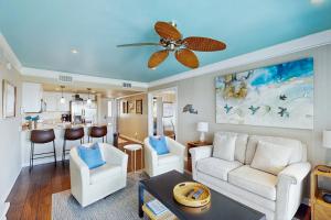 ein Wohnzimmer mit weißen Möbeln und einem Deckenventilator in der Unterkunft 2925 Atrium in Seabrook Island + 34 Fotos