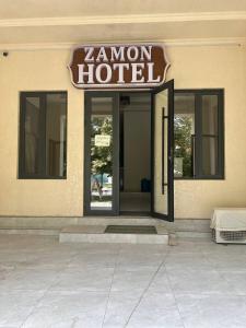 Muka bangunan atau pintu masuk Hotel Zamon
