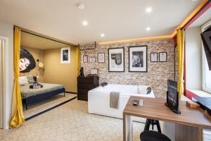 Un pat sau paturi într-o cameră la Deluxe Studio Jazzy, Jacuzzi, MULHOUSE CENTRE