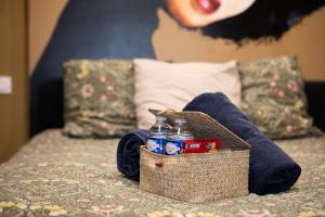 Un pat sau paturi într-o cameră la Deluxe Studio Jazzy, Jacuzzi, MULHOUSE CENTRE