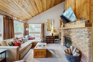 Μια τηλεόραση ή/και κέντρο ψυχαγωγίας στο Remodeled 2 Bedroom East Vail Condo 6G with Hot Tub Market Free Shuttle