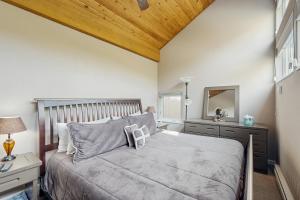 Ένα ή περισσότερα κρεβάτια σε δωμάτιο στο Remodeled 2 Bedroom East Vail Condo 6G with Hot Tub Market Free Shuttle +25 φωτογραφίες