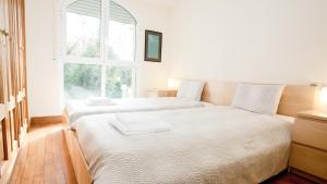 Ένα ή περισσότερα κρεβάτια σε δωμάτιο στο Luxury w/terrace near the beach Wifi