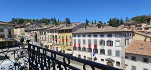 una vista de una ciudad desde un balcón en Palazzo Poggini, en Anghiari