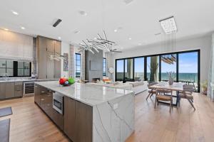 Dapur atau dapur kecil di Casa Playa at Eleanor Beach