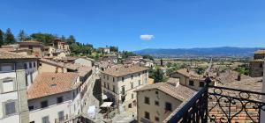desde un balcón de edificios con vistas a la ciudad en Palazzo Poggini, en Anghiari