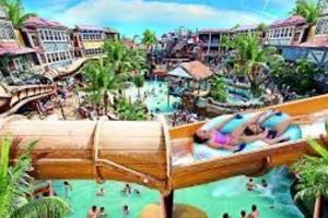 une vue d'un parc aquatique avec des gens dans l'eau dans l'établissement Character 3 Bed Peak Dist Farmhouse Alton Towers, à Whiston 20 autres photos