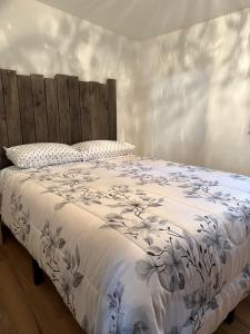 Un dormitorio con una cama con un edredón blanco. en Randyer Riverside Getaway, en Grand Barachois