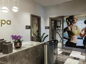 une femme prend une photo d'une affiche dans une salle de bain dans l'établissement Movenpick Living Istanbul Camlivadi, à Istanbul 88 autres photos