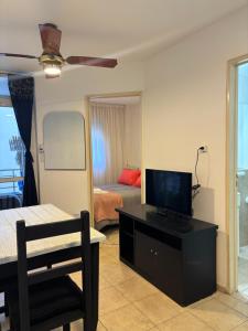 Μια τηλεόραση ή/και κέντρο ψυχαγωγίας στο Bnb Loft IV