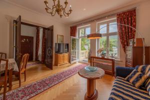 un soggiorno con un divano e un tavolo di Villa Margaret a Lądek-Zdrój