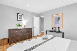 Un dormitorio con una cama grande y una cómoda. en Atlanta Center City Stay Walk Everywhere, en Atlanta