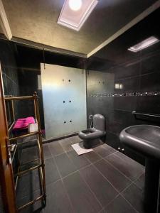 un baño con inodoro y lavabo en Ferme Erraha, en Bhalil