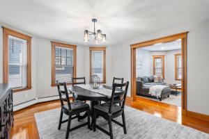Un comedor con una mesa y sillas y un sofá. en Tufts 2 Bed & Office - Free Parking, en Medford