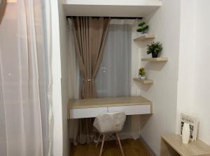 PumpangsinengにあるCozy Loft - the place you will always come back toのカーテンと椅子のある部屋の机