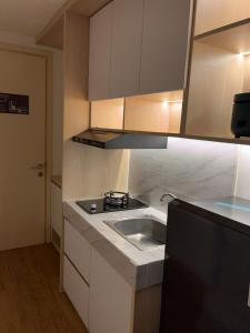 PumpangsinengにあるCozy Loft - the place you will always come back toのシンクとコンロのある小さなキッチン