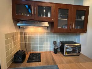 een keuken met een broodrooster, een oven en een magnetron bij The Wild Villa Phuket Rawai in Nai Harn Beach