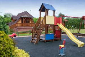 un parque infantil con tobogán y estructura de juegos en Csalánosi Vendégház en Kecskemét