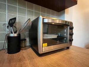 een broodrooster op een aanrecht bij The Wild Villa Phuket Rawai in Nai Harn Beach +20 foto's